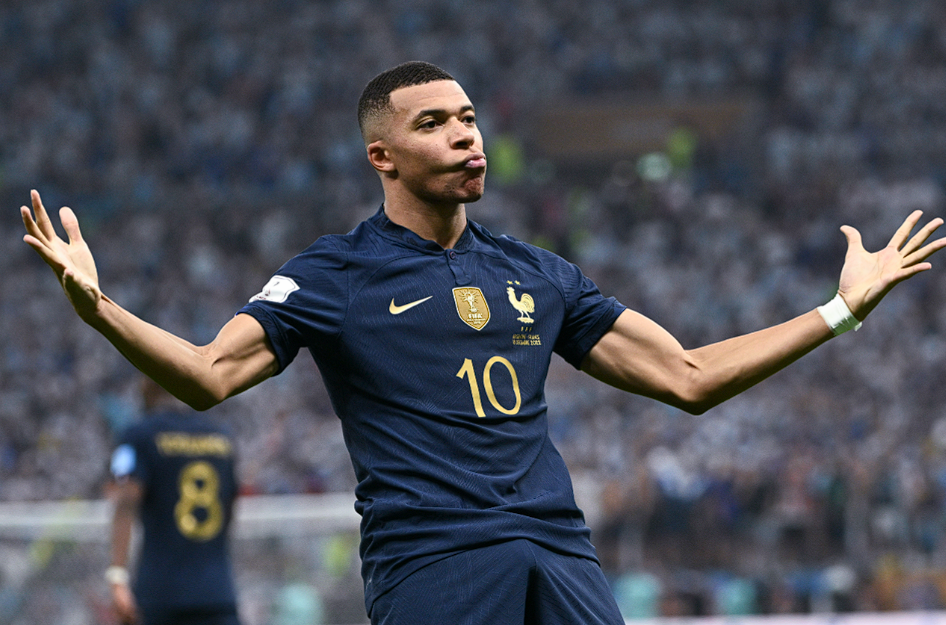 姆巴佩伯納烏貴賓室加冕：首獲歐洲金靴，續(xù)寫皇馬傳奇新篇