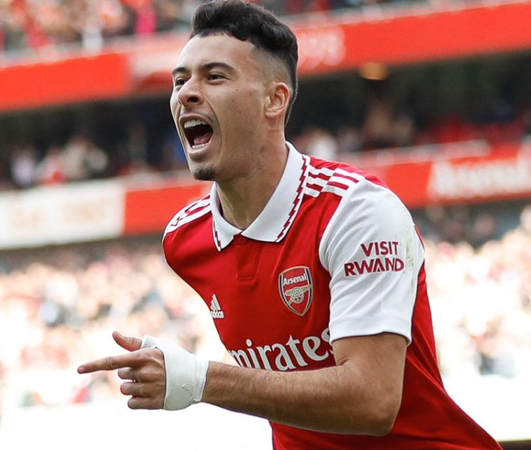 足總杯賽場(chǎng)馬丁內(nèi)利戴帽，爭(zhēng)議后用表現(xiàn)正名